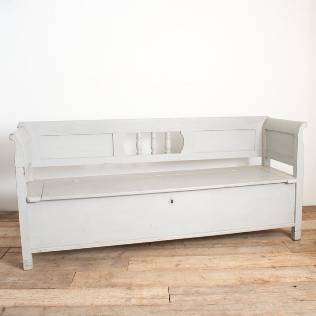 An original settle bench salvaged from a Hungarian farmhouse. The bench has been left in its original condition, made from...