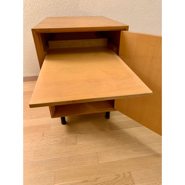 A very well-preserved example. Rare. Very high-quality workmanship. The dimensions given are those of the tabletop....