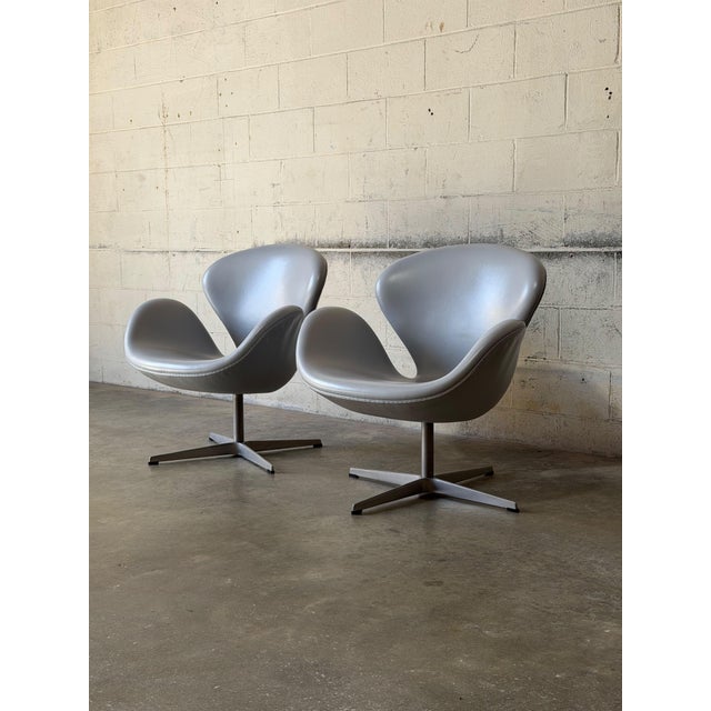 Modern Fritz Hansen Arne Jacobsen Swan Lounge Chairs Set of 2 Grey Leather Danish Vintage 2000 For Sale - Image 3 of 13