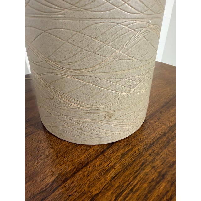 Mid 20th Century Monumental Marshall Studios Martz Signed Ceramic Table Lamp With Original Walnut Finial For Sale - Image 12 of 18