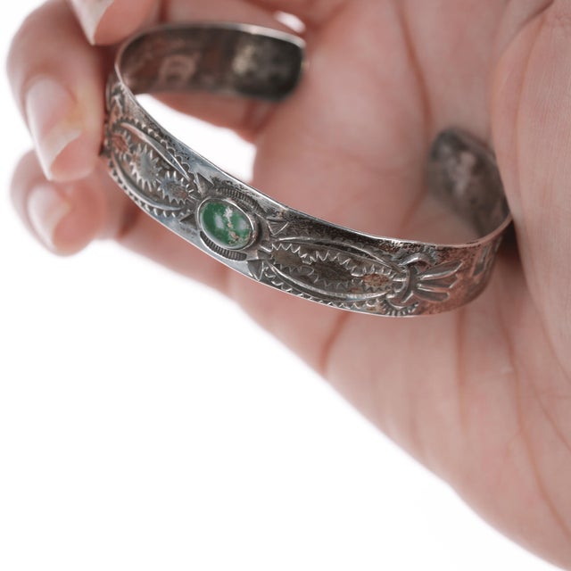 6.25" c1930's Silver Navajo curio whirling logs cuff bracelet For Sale - Image 4 of 11