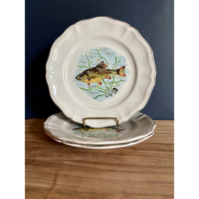 Digoin & Sarreguemines Mid-Century Sarreguemines Indre French Faience Fish Plates, Set of 3 For Sale - Image 4 of 10