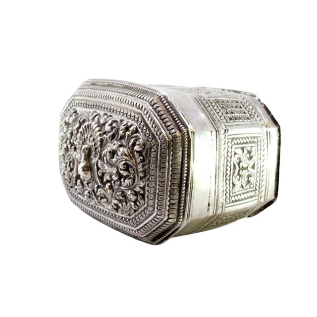 Octagonal Silver Box with Engravings, Peacock Relief and Central Garlands For Sale - Image 9 of 9