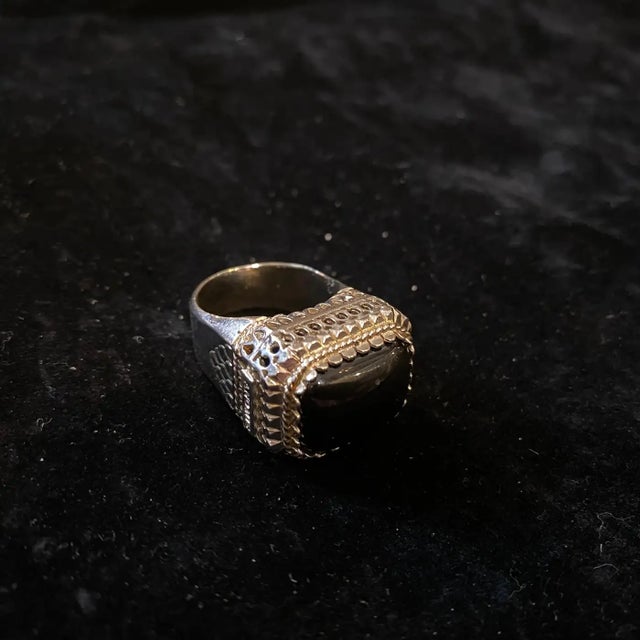 1990s Sterling Silver and Black Cabochon Onyx Italian Cocktail Ring by Anomis For Sale - Image 4 of 7