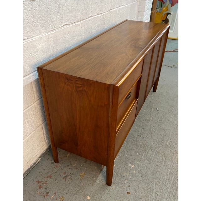 Wood Mid 20th Century Barney Flagg for Drexel Parallel Mid-Century Walnut Credenza For Sale - Image 7 of 16
