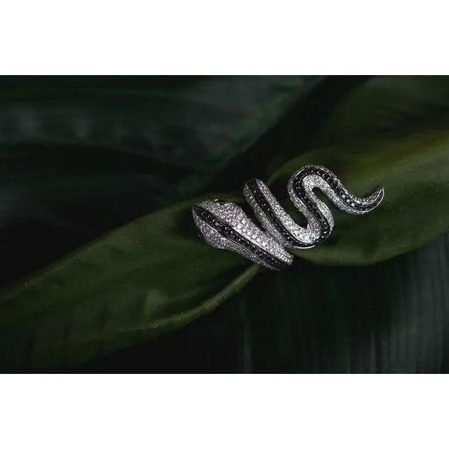 18k Gold Nature-Inspired Black & White Diamond Snake Cocktail Ring Size 7 For Sale In New York - Image 6 of 16