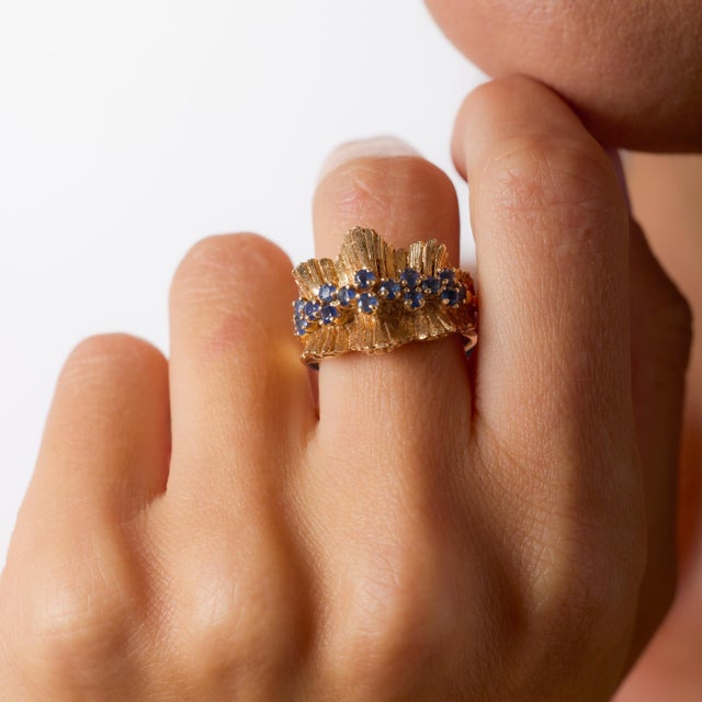 This striking Retro-era sapphire ring beautifully reflects the bold, sculptural aesthetic that defined the 1940s. Set with...