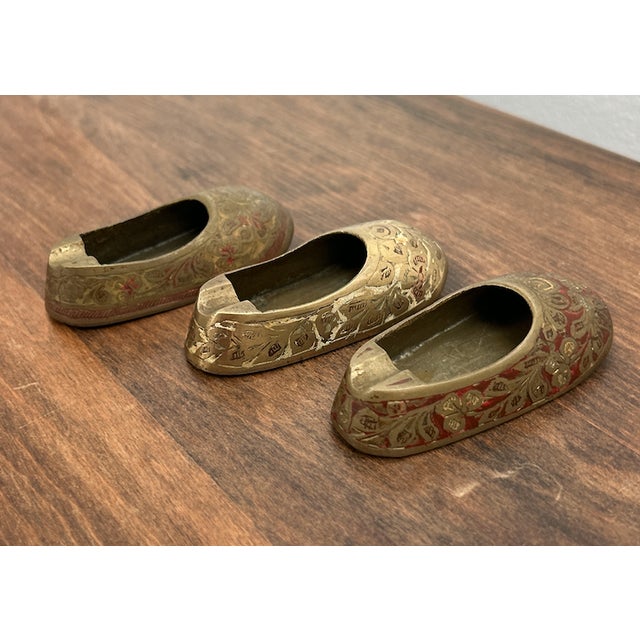 Set of Three Vintage Brass Shoe-Shaped Pocket Ashtrays Made in G. L. India For Sale - Image 11 of 18