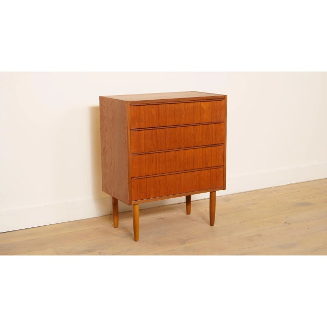 This stylish vintage chest of drawers comes from Denmark and exudes elegance and timeless charm. Thanks to its compact...