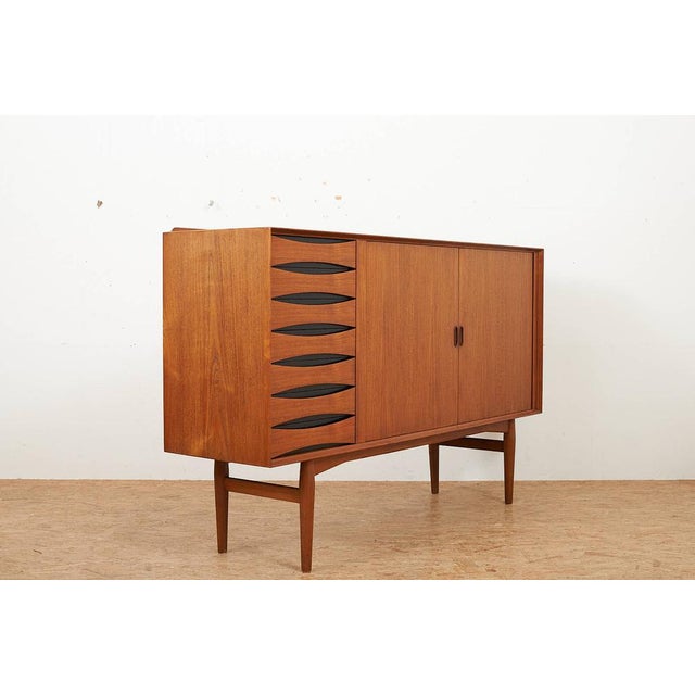 Brown Model OS63 Highboard in Teak and Black Painted Recessed Handles by Arne Vodder for Sibast, 1958 For Sale - Image 8 of 12