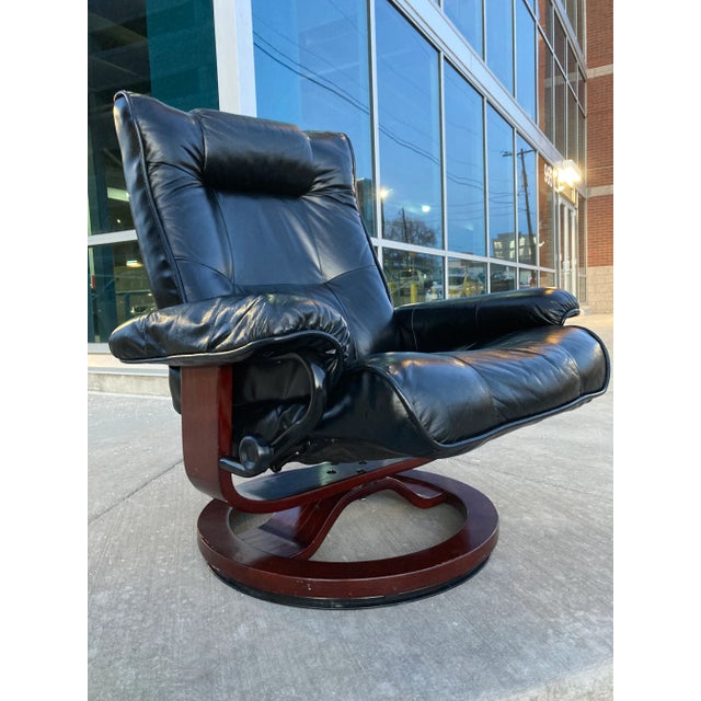 Mid-Century Modern 1980s Danish Modern Leather Lounge Chair Manner of Hjellegjerde For Sale - Image 3 of 13