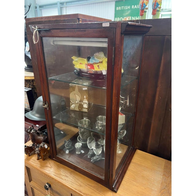 Antique Mahogany Shop Display Cabinet, in Good conditions. Designed before 1890