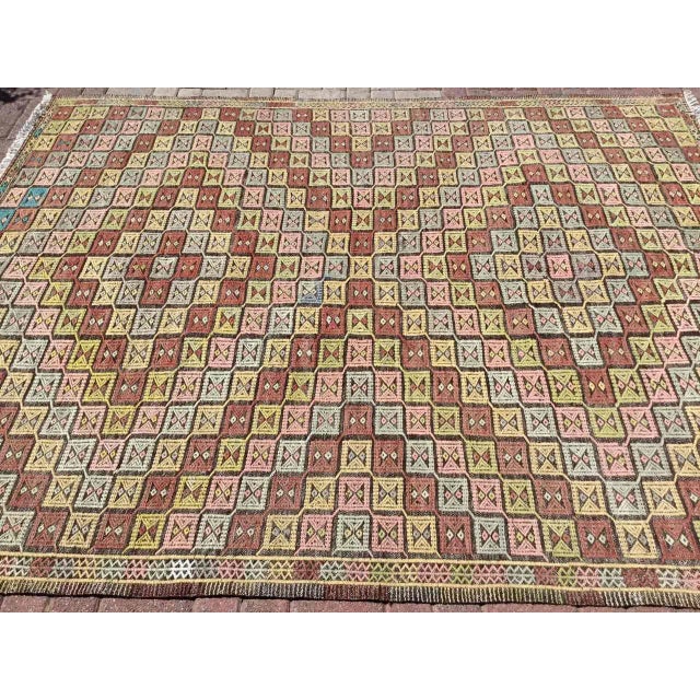 Mid-Century Modern Vintage Pale Turkish Kilim Rug - 82 " X 104" For Sale - Image 3 of 10