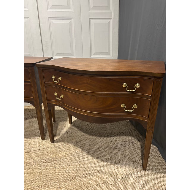 This Mahogany nightstands features a serpentine (bow) front design that was popular in the federal and Hepplewhite periods...