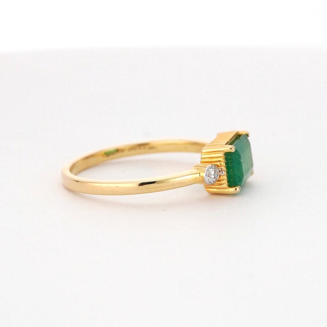 14k Yellow Gold Ring With 0.85ct Emerald & Diamond Accents For Sale - Image 4 of 10