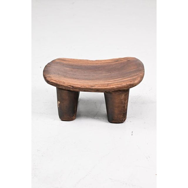 Senufo stool. A traditional stool from west-africa. In good vintage condition. Measurements l. 33,7 cm; w. 24 cm; h. 16,5 cm.