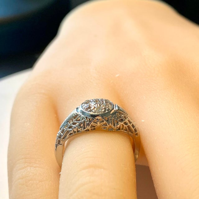 1990s Vintage Filigree Diamond 0.25 Carat Eighteen Karat Gold Band Ring Size 5.25 For Sale - Image 5 of 5