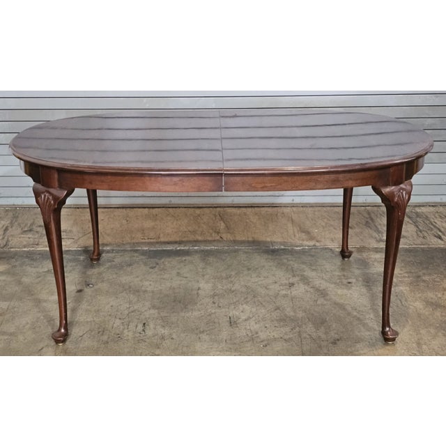 Stickley Oval Solid Mahogany Dining Table Queen Anne Style Table features an oval Mahogany table top resting on four...