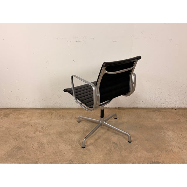 An absolute design classic of the Mid-Century Modern style. The chair features a stable four-star base with glides, fixed...
