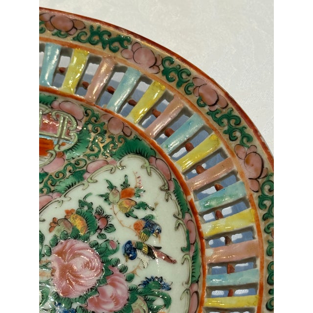 1920s 1920s Chinese Export Rose Madallion Reticulated Serving Dish For Sale - Image 5 of 11