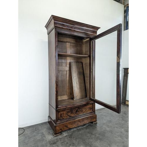 Louis Philippe Glass-Fronted Cabinet in Flamed Mahogany For Sale - Image 4 of 14