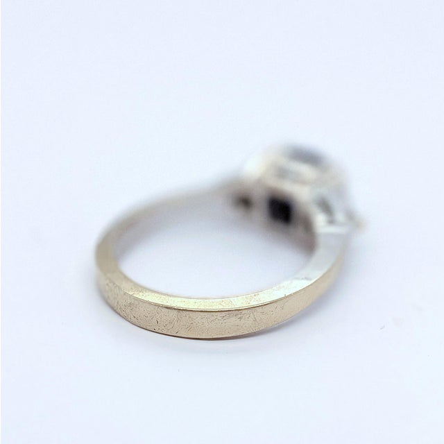 Late 20th Century 18k White Gold Ring With Gia Round Blue Sapphire & Trillion Diamonds - Size 5.5 For Sale - Image 4 of 9