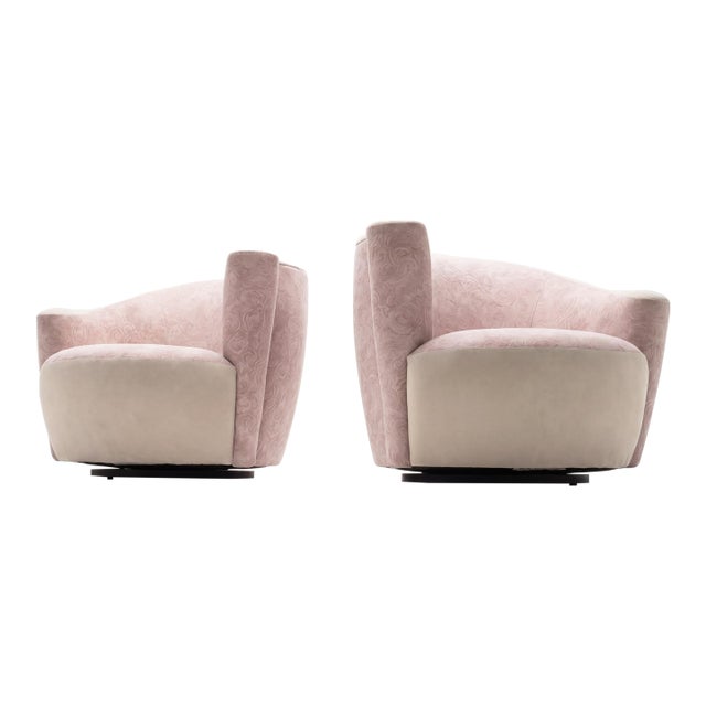 A sculptural pair of Vladimir Kagan lounge chairs for Weiman, featuring Kagan’s signature soft, rounded forms and dramatic...