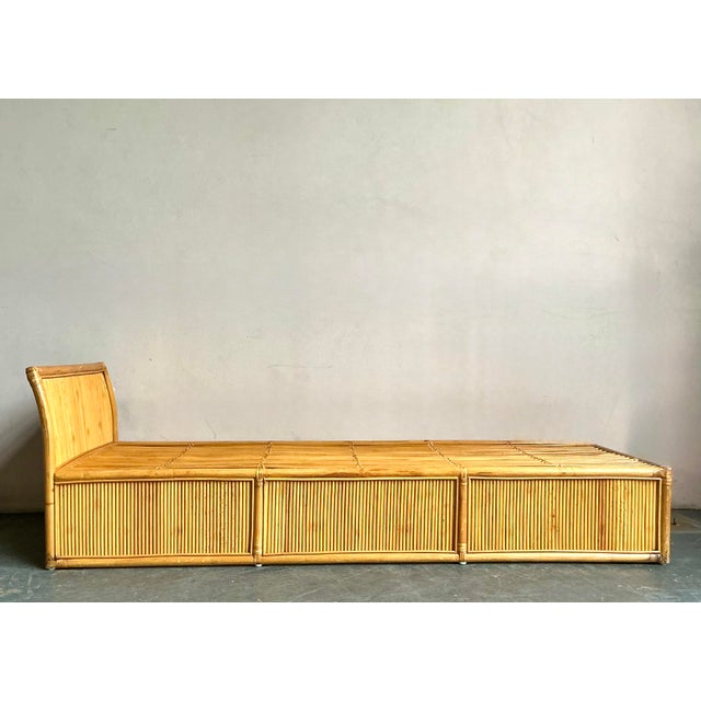This exceptional vintage daybed epitomizes the sleek, relaxed style of Mid-Century Modern resort furniture, utilizing...