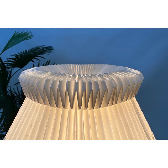 1960s Early Edition of Model 302 Table Lamp in Glass by Gunnar Biilmann-Petersen for Le Klint & Holmegaard, Denmark, 1962 For Sale - Image 5 of 15