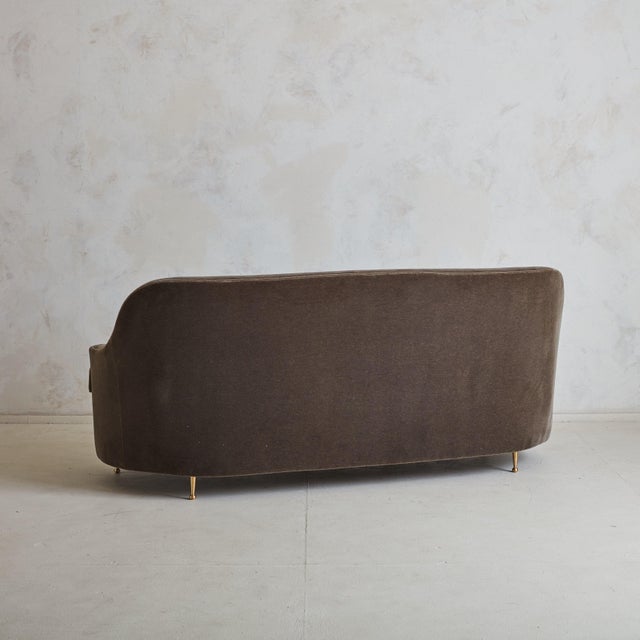 Curved 3-Seat Sofa in Chestnut Mohair, Italy 1950s For Sale In Chicago - Image 6 of 11