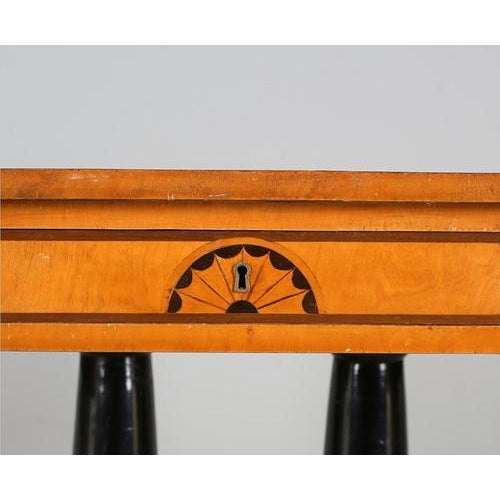 Antique Swedish Biedermeier drop-leaf pedestal table in stunning quilt stripe golden birch veneers and elegant curved...