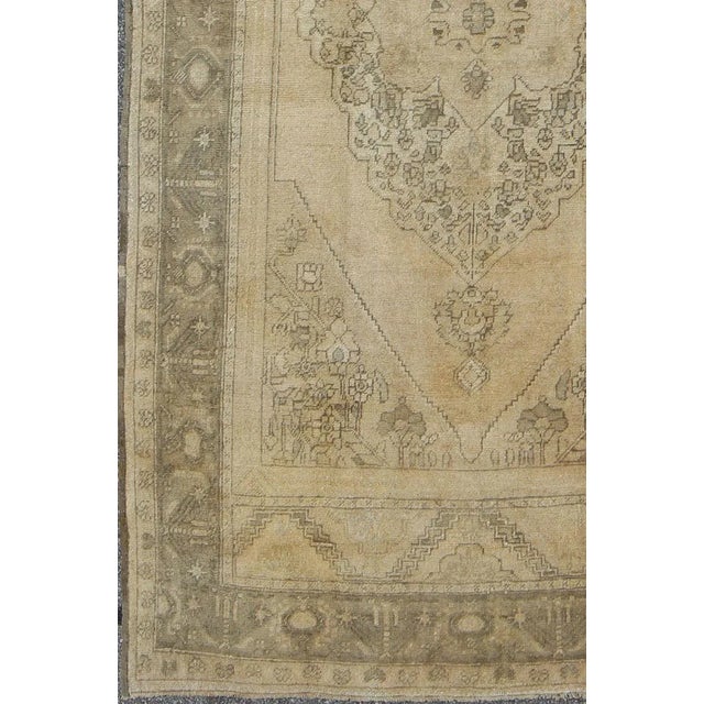 Traditional Antique Turkish Oushak With Stylized Medallion Design in Muted Neutral Tones For Sale - Image 3 of 7