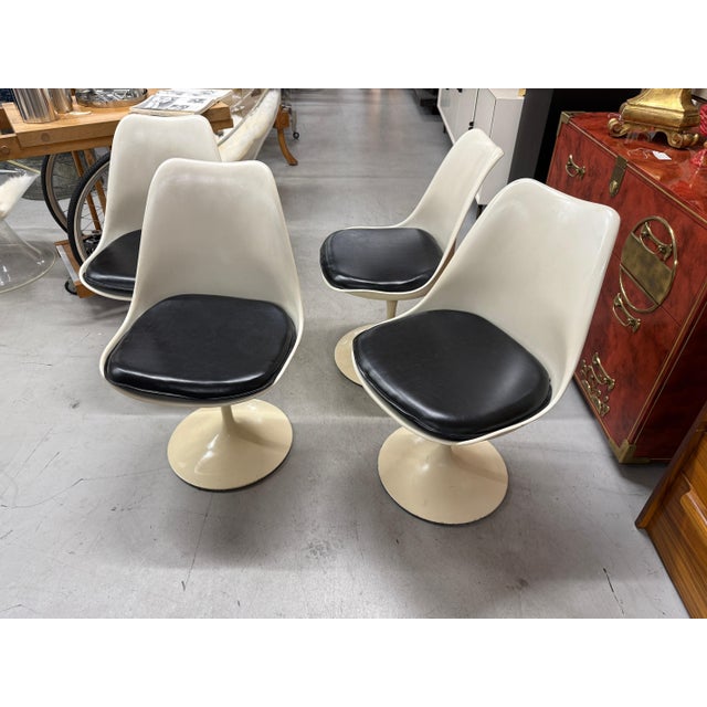1950s 1950s Early Production Knoll Saarinen Walnut Tulip Table & 4 Chairs 575 Madison For Sale - Image 5 of 18