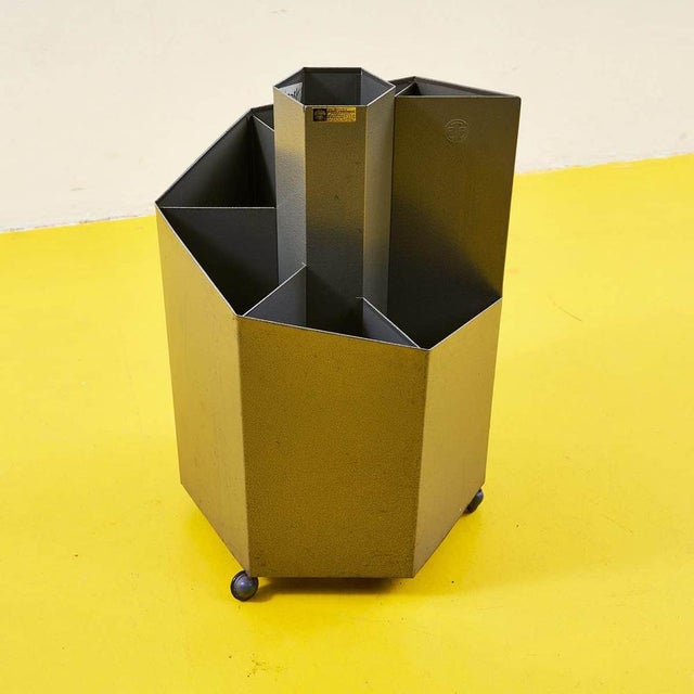 Discover this extraordinary metal storage unit with a unique design, combining functionality and aesthetics. Featuring a...