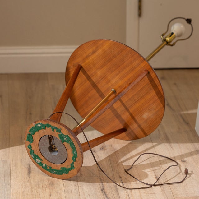 1960s Mid-Century Modern v.h. Woolums Sculptural Walnut Floor Lamp With Integrated Table For Sale - Image 12 of 13