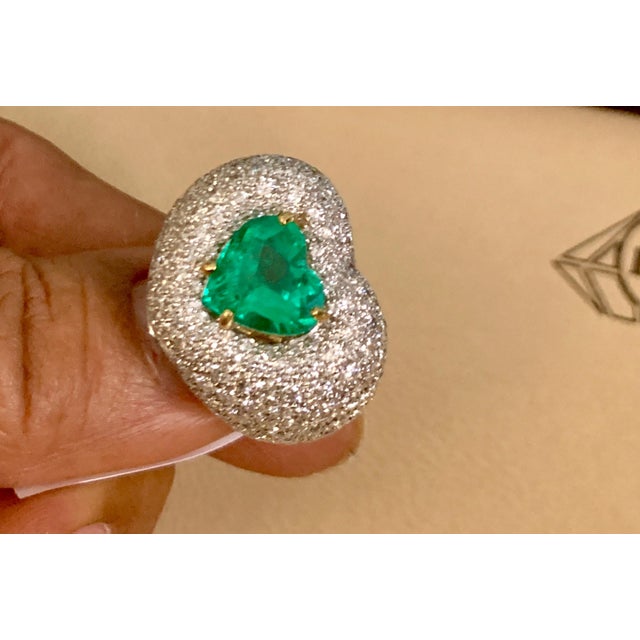 3.5 Carat Heart Shape Colombian Emerald and Diamond 18 Karat Gold Ring Estate For Sale - Image 12 of 18