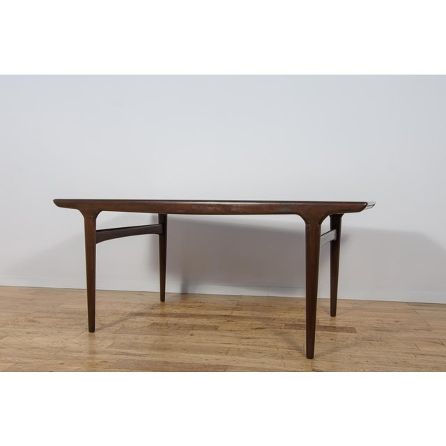 This extending dining table was designed in the 1960s by Johannes Andersen for the renowned Danish manufacturer Uldum...