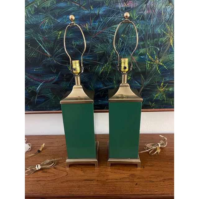 Tyndale Vintage Tyndale Chicago Emerald Green Lacquer & Brass Table Lamps – A Pair For Sale - Image 4 of 11