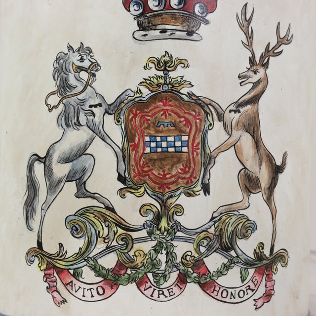 Pair Vintage White Hand Painted Tole Tea Caddy Lamps Heraldic Crest Motif Table Lamps For Sale - Image 10 of 12