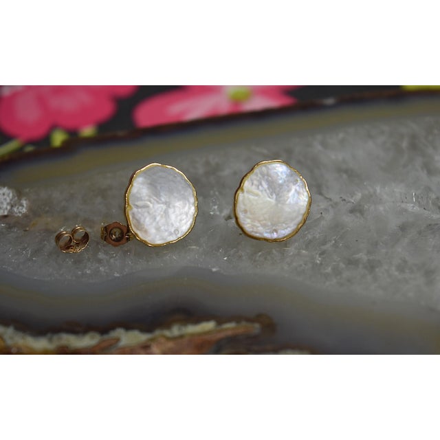 14k Gold Kabana Carved Mother of Pearl Sand Dollar Pierced Post Earrings, A Pair For Sale - Image 4 of 15