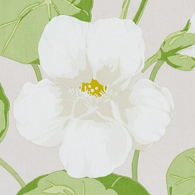 This big, romantic floral wallcovering is based on a 1930s original and feels unexpectedly au courant, thanks to a...