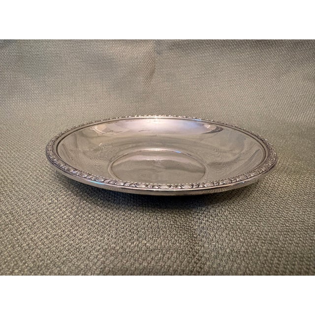 English Early 20th Century Sterling Silver Round Salver With Engraved Surface "S" and Decorative Border For Sale - Image 3 of 5