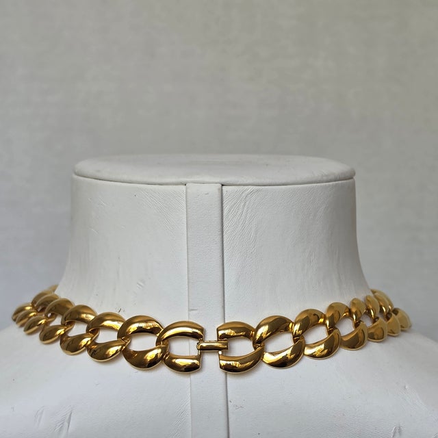 Vintage Napier Signed 1980s Gold Tone Graduated Curb Link Statement Necklace This striking collar-length necklace features...