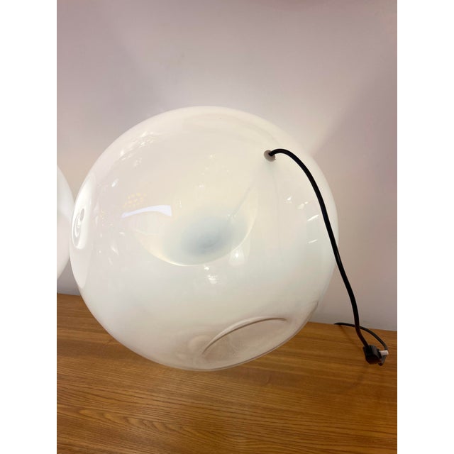 White Space Age Pair of Vacuna Murano Glass Lamps by Artemide, Italy, 1968 For Sale - Image 8 of 12
