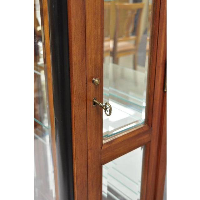 Late 20th Century Ethan Allen Medallion Collection Cherry Wood Glass Curio Cabinet W Black Columns For Sale - Image 15 of 18