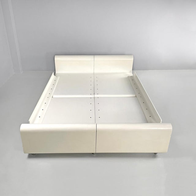 Italian Modern Double Bed in White Wood by Benatti, 1970s For Sale - Image 9 of 18