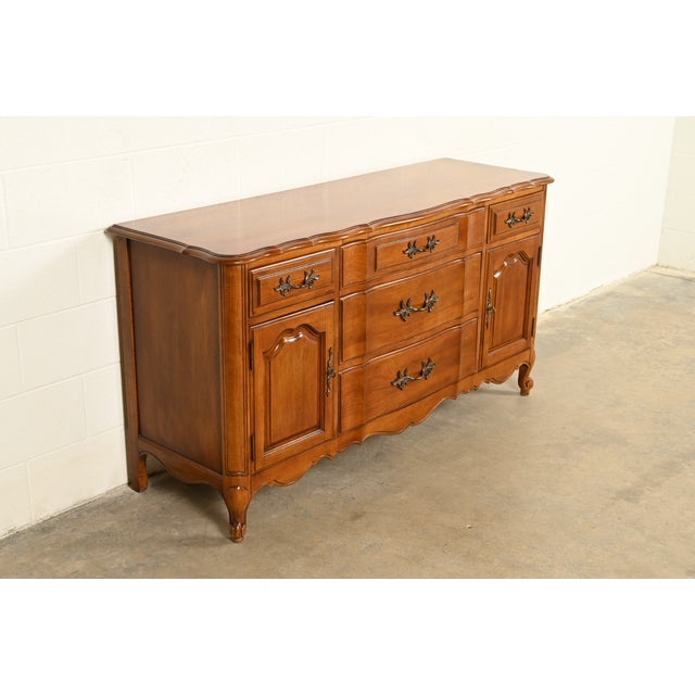 Thomasville Thomasville French Provincial Louis XV Carved Walnut Sideboard Credenza, Circa 1970s For Sale - Image 4 of 16
