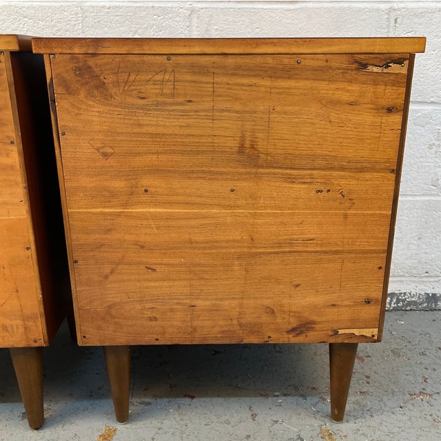 Mid-Century Modern Walnut & Brass Nightstands Attributed to Young Manufacturing For Sale - Image 14 of 18