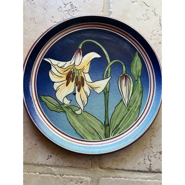 American Hand-Painted Studio Pottery Plate Avalanche Lily Signed SBCD 1981 For Sale - Image 3 of 5
