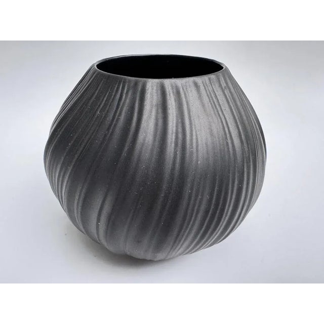 1970s Pleated Black Vase by Martin Freyer for Rosenthal Studio Linie, 1968 For Sale - Image 5 of 5
